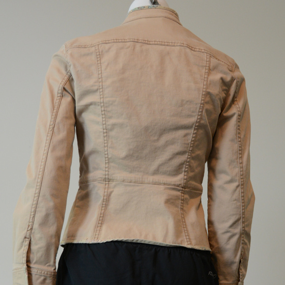 Super Cute Blazer With Pretty Detailing - Picture 2 of 5